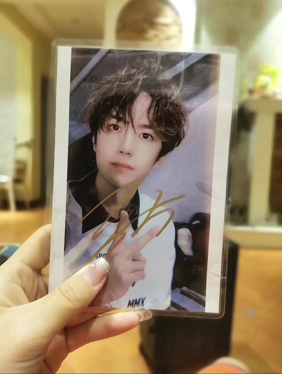 yibow85_'s tweet photo. My best friend gave me a signed photo of Wang Yibo.
#WangYibo 
 #YIBOxParisOlympics2024 https://t.co/89OYfhEGyZ