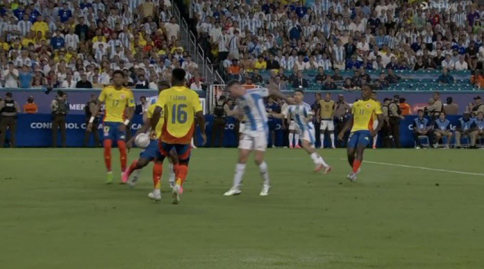 AmanecerCO's tweet photo. “Robo”

Por el penal que no le cobraron a Colombia en el partido ante Argentina en la final de la Copa América. siga siga dijo el árbitro brazuca, son unas gonorreas malparidas de re mil puta, la puta que los parió. @TendenciaDepor https://t.co/an6GDzgHME