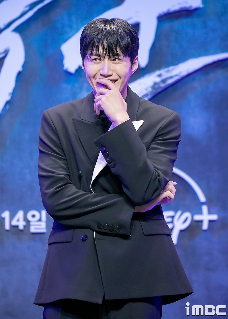 seon__holic's tweet photo. “Kim Seon-ho "I had a hard time physically during 'The Childe', but I felt comfortable and warm during 'The Tyrant'"”

https://t.co/6jgHzjEHKa

THE TYRANT PRESSCON
#KimSeonHo #TheTyrant
#김선호 #폭군 https://t.co/ChffQzMrIB
