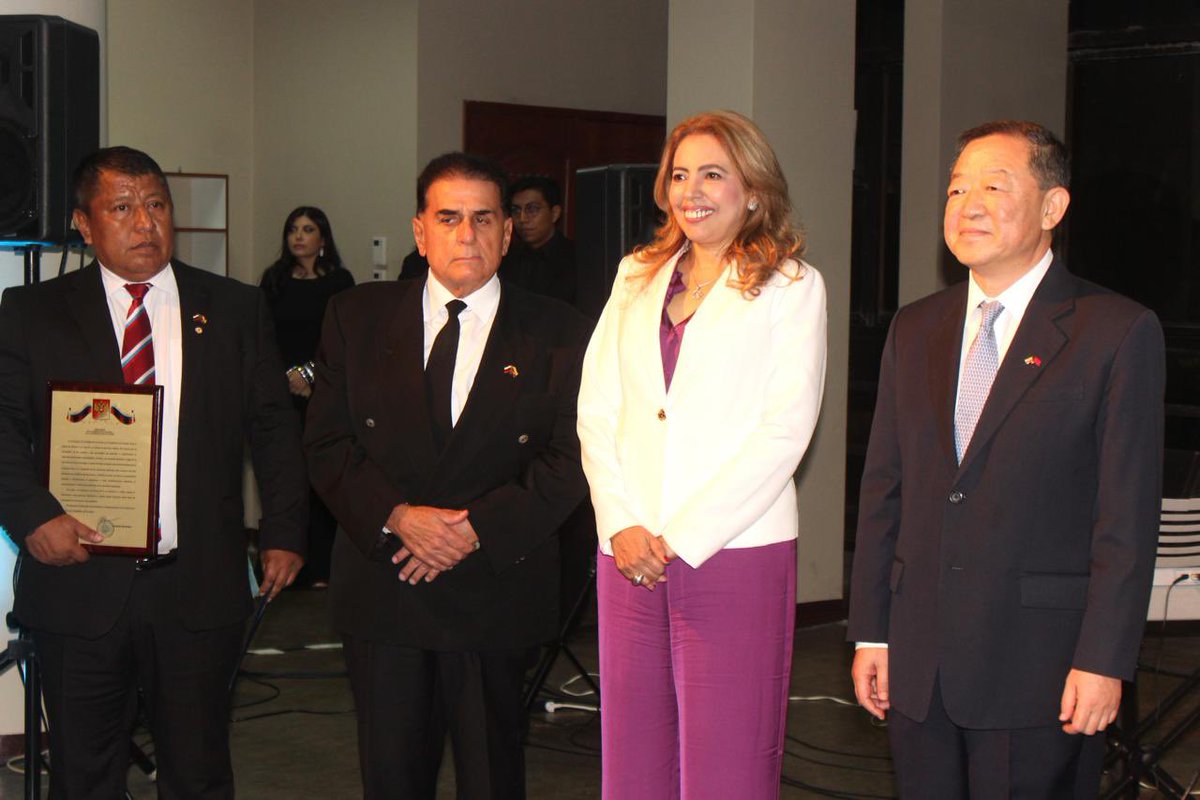 martharizzog's tweet photo. Continuaremos trabajando con carácter, firmeza y ética. 
Comparto algunos de los momentos que vivimos en la Sesión Solemne de Aniversario.
Aprovecho para agradecer el apoyo, solidaridad y asistencia masiva . 
Seguiré construyendo puentes
#Aniversario #CCENG #Gye  #masarte #lunes https://t.co/baTUCs5Fhx