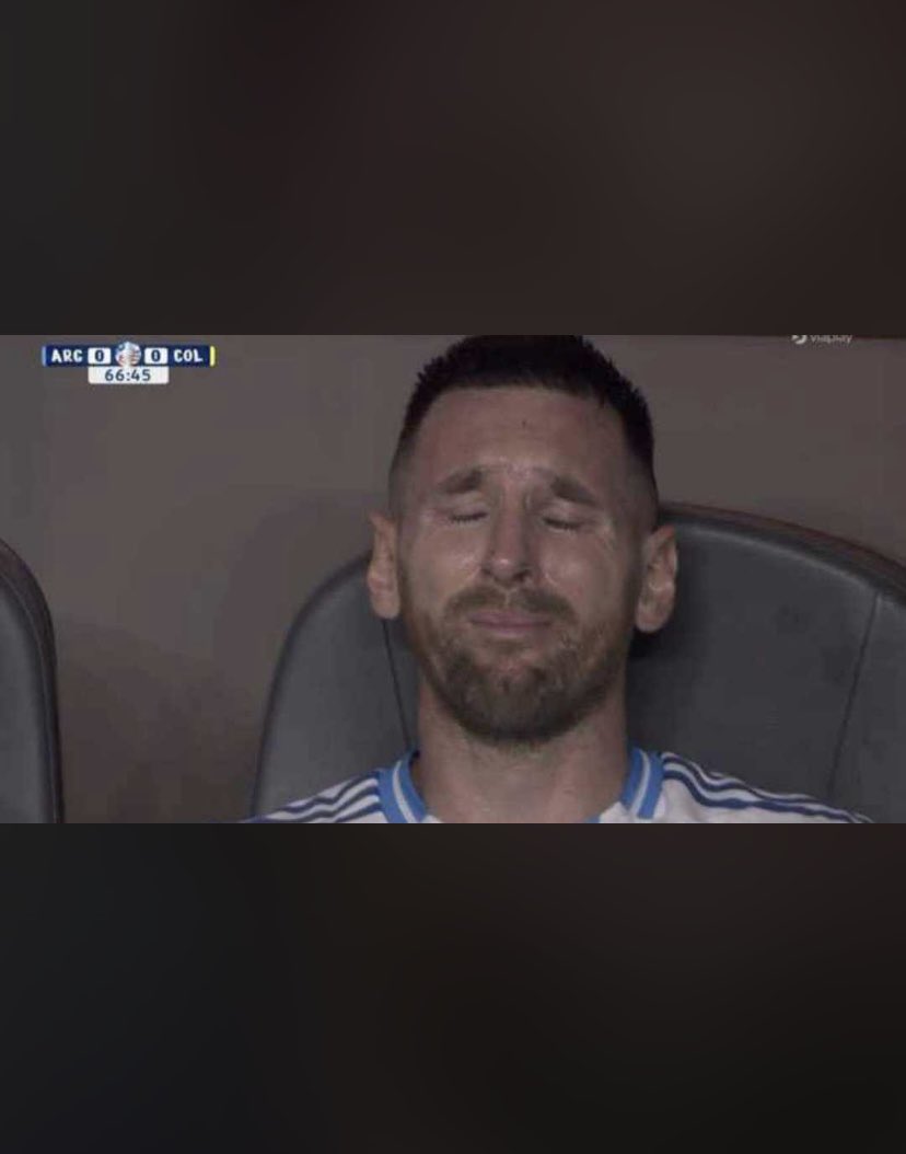 EvradLean's tweet photo. Les larmes d’un vrai goat 
Il a voulu terminer son dernier match
#CopaAmerica https://t.co/leXIeDOs49