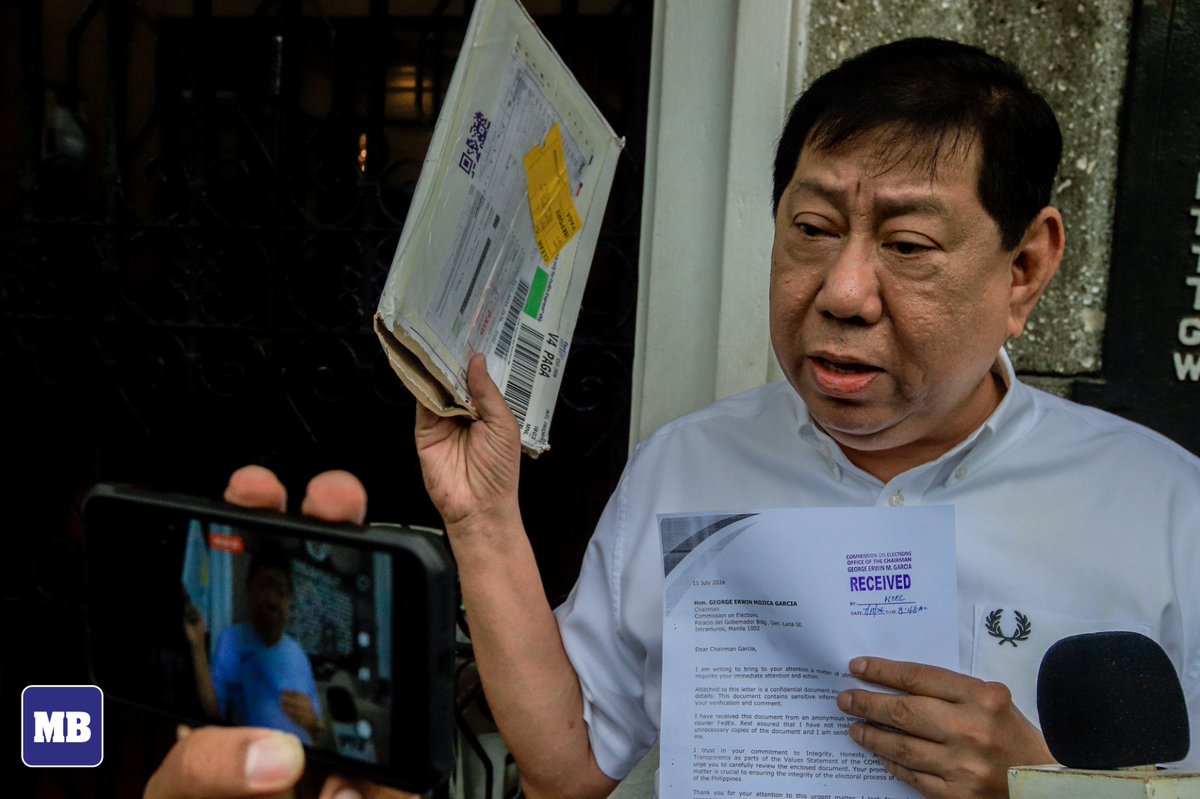 manilabulletin's tweet photo. LOOK: Former representative of the second district of Caloocan Edgar Ranes Erice holds up a received copy of a letter to Commission on Elections (Comelec) Chairman George Erwin Garcia, with attached 14 Bahamas bank accounts allegedly containing bribes to a Comelec official relative to the Miru System automated election contract, at the Comelec head office in Palacio de Governador, Intramuros, Manila on Monday, July 15. 

Erice urged Chairman Garcia to review a confidential document, which according to Erice needs prompt action to ensure the integrity of the electoral process of the Republic of the Philippines. 

📷: Noel B. Pabalate | MB