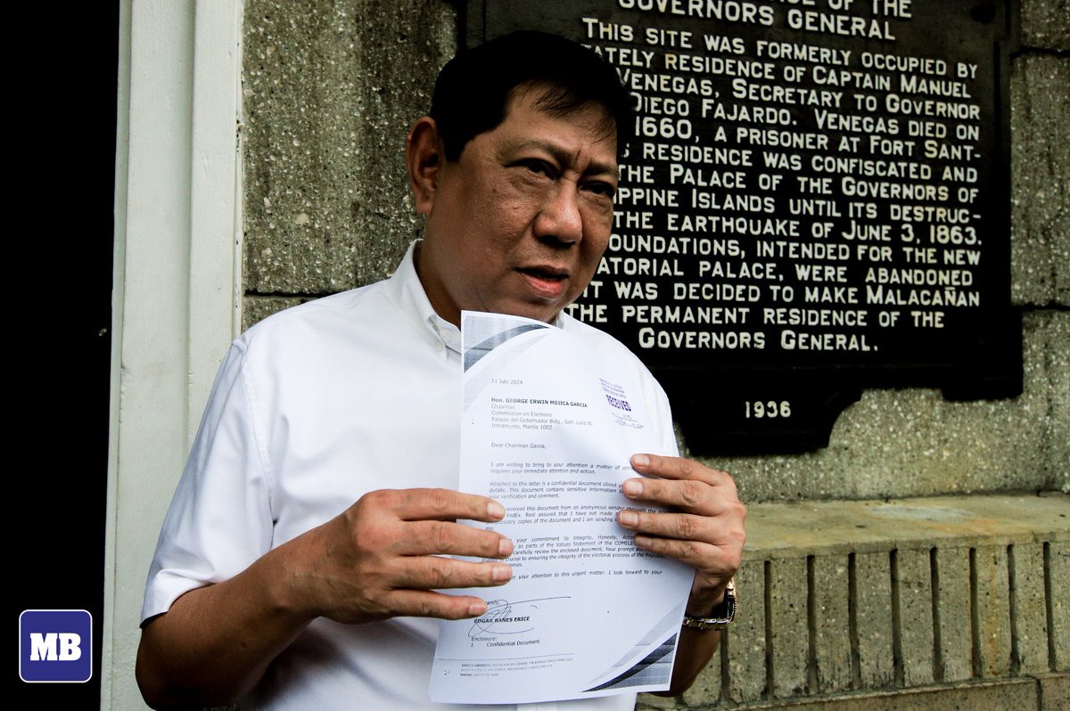 manilabulletin's tweet photo. LOOK: Former representative of the second district of Caloocan Edgar Ranes Erice holds up a received copy of a letter to Commission on Elections (Comelec) Chairman George Erwin Garcia, with attached 14 Bahamas bank accounts allegedly containing bribes to a Comelec official relative to the Miru System automated election contract, at the Comelec head office in Palacio de Governador, Intramuros, Manila on Monday, July 15. 

Erice urged Chairman Garcia to review a confidential document, which according to Erice needs prompt action to ensure the integrity of the electoral process of the Republic of the Philippines. 

📷: Noel B. Pabalate | MB