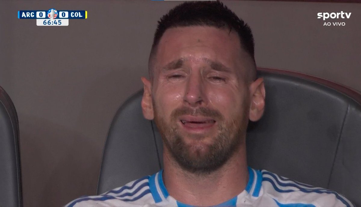 NoodleHairCR7's tweet photo. Messi in Copa America Finals:

5 Games
0 Goals
0 Assists

🤷‍♂️ https://t.co/iLH7N5Buqu