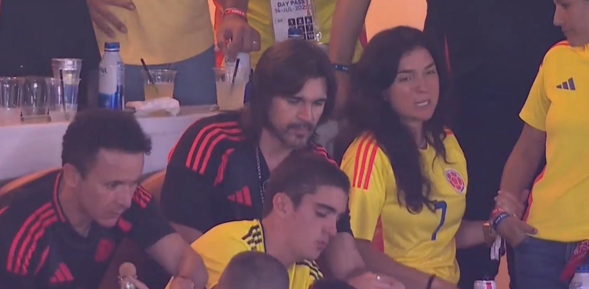 sopitas's tweet photo. Y en la final de la #CopaAmerica podemos afirmar que 
Juanes tiene la camisa negra 🤣 https://t.co/oKUXh9ZNVb
