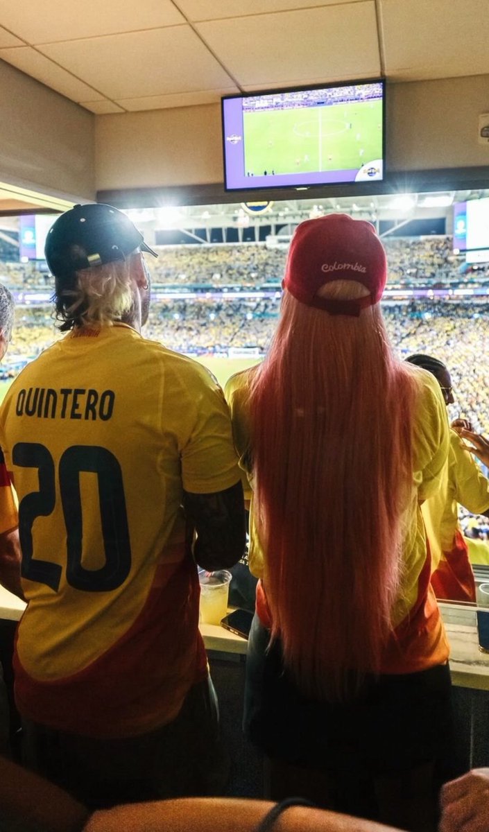 Feid y Karol G viendo la final de la Copa america. 🇨🇴🩷💚