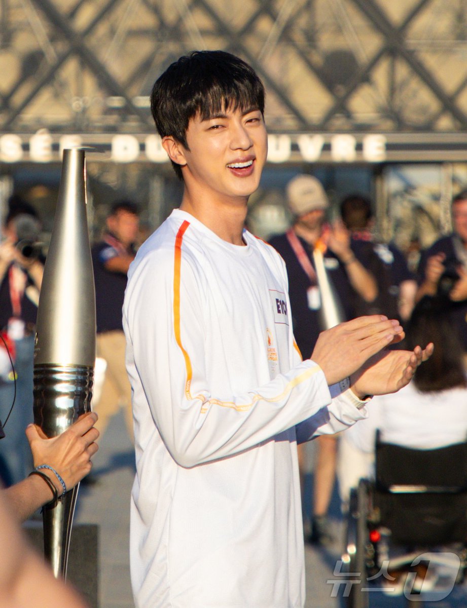 wolfieKSJ's tweet photo. OLYMPIC TORCHBEARER JIN 
PRIDE OF KOREA JIN 
JIN AT PARIS OLYMPICS
JinxOlympics2024
JIN JIN JIN
 #조각상탈출_김석진_루브르성화봉송 #달려라석진_성화봉송한국대표 #방탄소년단진 https://t.co/F4AKT9sNxb