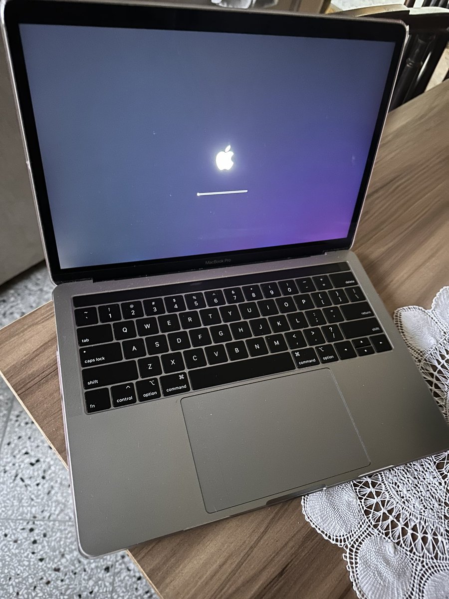 josehmoreira's tweet photo. Holi! Vendo!! Compu en una de las imágenes están las especificaciones. Y también ayúdame con un retweet 🙏🏻 https://t.co/nFBabf5sHM
