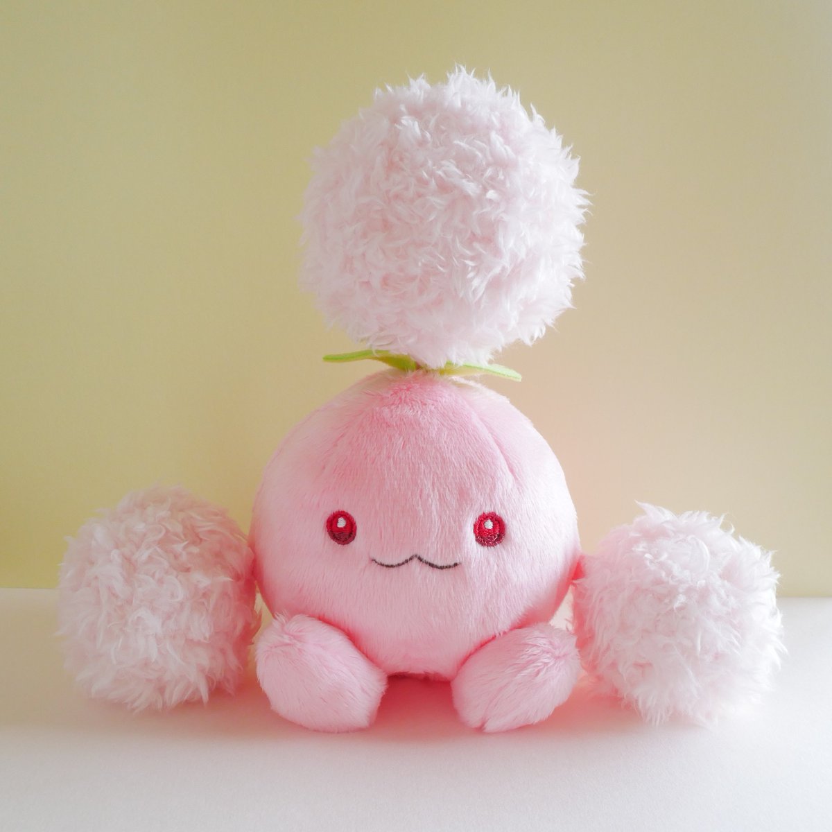 【色違い】白毛玉くん【ハンドメイドぬいぐるみ】 めちゃくちゃ可愛い…🥰💓 色違いワタッコピンクでぬいぐるみ映えする