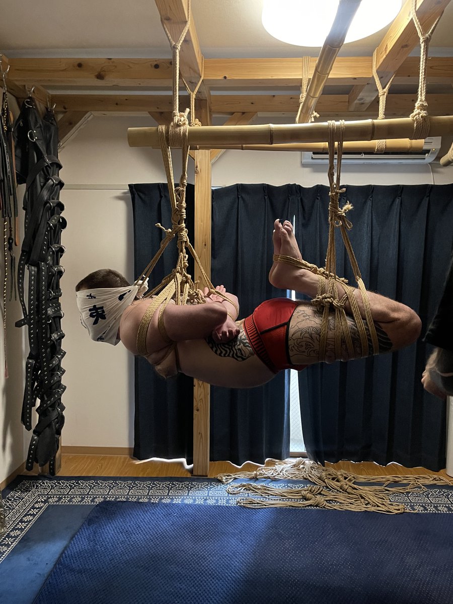 I tied and suspended @Bondageotter. He’s a great rigger, but he wants to understand how it feels to be tied in order to get even better at tying. I think this is a great way to deepen your rope skills, and I myself also do this from time to time.