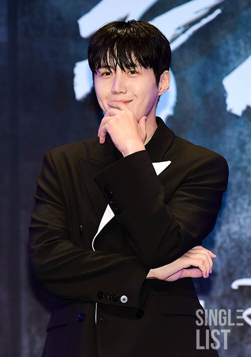slist2015's tweet photo. [포토] 차승원-김선호-김강우-조윤수, '폭군'의 주역들

#폭군 #디즈니플러스 #디즈니플러스폭군 
#김선호 #차승원 #김강우 #조윤수 
#박훈정감독 
#kimseonho 
⬇관련기사⬇
https://t.co/Lxmv3Whg47 https://t.co/X7drD15wJH