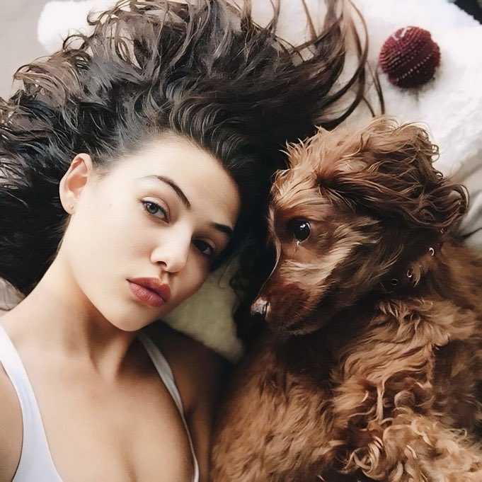 as 𝗗𝗮𝗻𝗶𝗲 ; ✧
𝟫𝟧’𝗌 𝗀𝗋𝗅 𝖽𝖺𝗂𝗅𝗒
📍𝗅𝗈𝗌 𝖺𝗇𝗀𝖾𝗅𝖾𝗌 

¡Hora de dormir con Max! Deseando que estén iniciando una semana con vibras y actitud positivas. Preparándome para contarles los nuevos proyectos y series que están por venir. Dulces sueños. 🤍