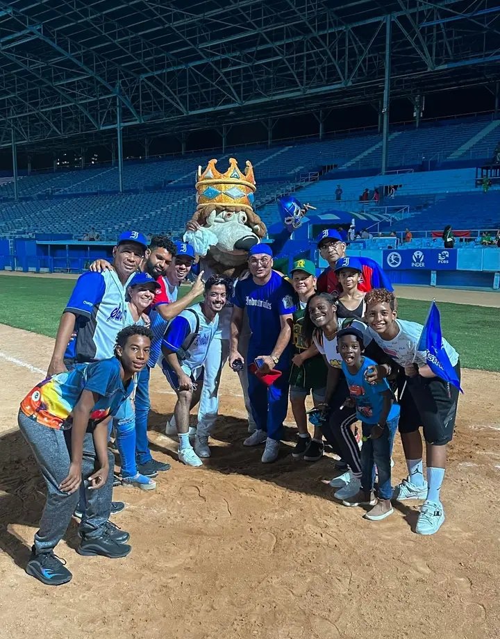 Roilancu1's tweet photo. Nuestro aguerrido Equipo #Industriales logra esta noche un importante triunfo sobre Pinar del Río para igualar esta etapa de Semifinales 2- 2.
El #Team505 jugó con mucha garra para derrotar a los Vegueros 4 carreras por 3.
Felicidades Guerreros! 
#LaHabanaViveEnMí https://t.co/QShnRFFQNu