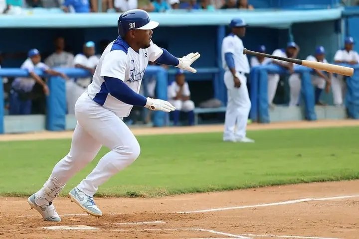 Roilancu1's tweet photo. Nuestro aguerrido Equipo #Industriales logra esta noche un importante triunfo sobre Pinar del Río para igualar esta etapa de Semifinales 2- 2.
El #Team505 jugó con mucha garra para derrotar a los Vegueros 4 carreras por 3.
Felicidades Guerreros! 
#LaHabanaViveEnMí https://t.co/QShnRFFQNu