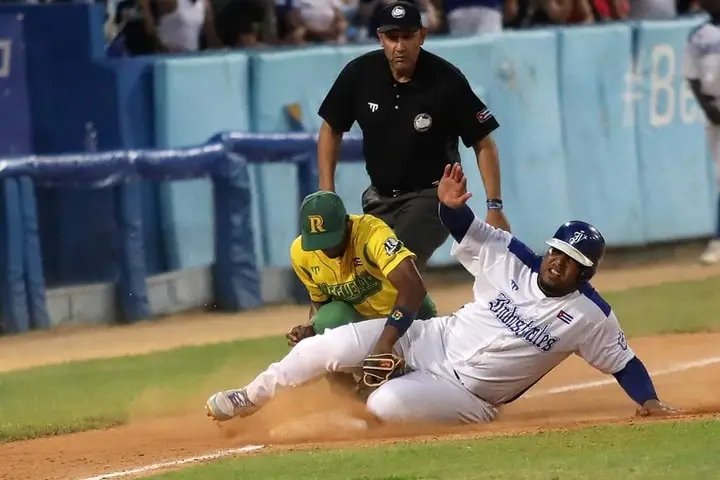 Roilancu1's tweet photo. Nuestro aguerrido Equipo #Industriales logra esta noche un importante triunfo sobre Pinar del Río para igualar esta etapa de Semifinales 2- 2.
El #Team505 jugó con mucha garra para derrotar a los Vegueros 4 carreras por 3.
Felicidades Guerreros! 
#LaHabanaViveEnMí https://t.co/QShnRFFQNu