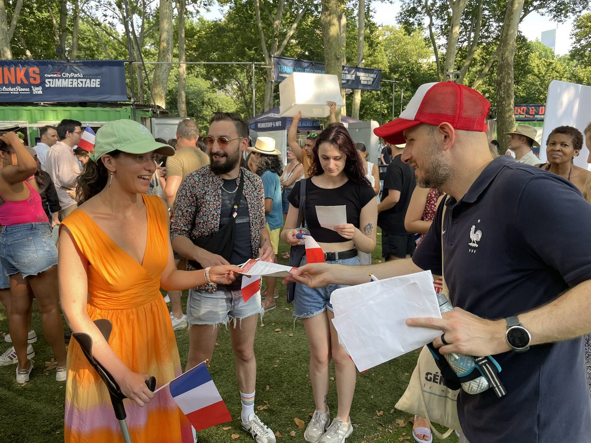 GaucheCanadaUSA's tweet image. Joyeux #14Juillet2024 ! 
À Central Park nos militant•es ont distribué des centaines de tracts pour demander à @EmmanuelMacron de reconnaître sa défaite aux #legislatives2024 et l’arriver du #NouveauFrontPopulaire au gouvernement !