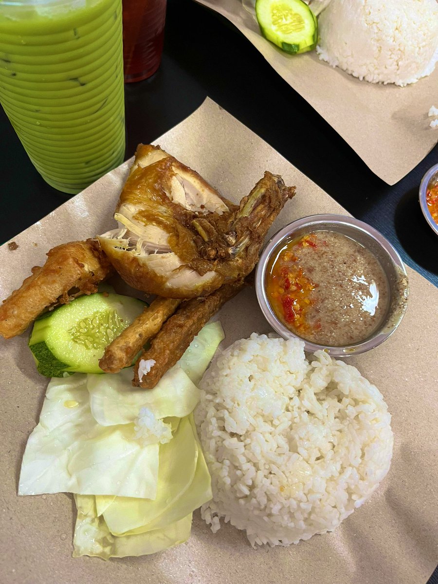 jenism931's tweet photo. Ayam Gepuk Terduduk kat Ipoh nk memang sedap. Weekday ramaiiiii, pergi weekend okey.

Green tea dia sedap wehhh. Nasi banyak kenyang sampai malam. 

@MohKeIpoh https://t.co/XGCXrSHCUy