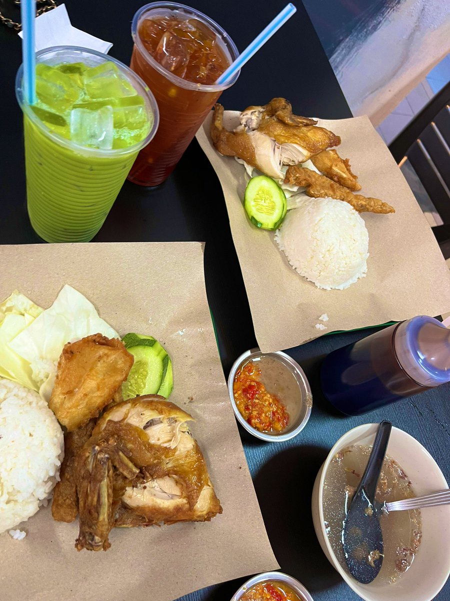 jenism931's tweet photo. Ayam Gepuk Terduduk kat Ipoh nk memang sedap. Weekday ramaiiiii, pergi weekend okey.

Green tea dia sedap wehhh. Nasi banyak kenyang sampai malam. 

@MohKeIpoh https://t.co/XGCXrSHCUy