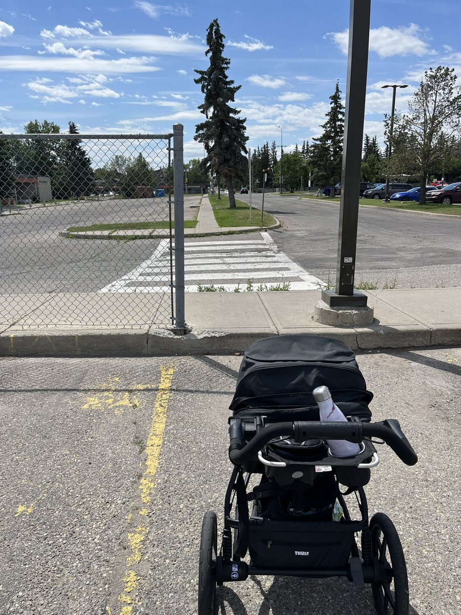 jenevaniew's tweet photo. Inaccessible “crosswalk” between John Ware School and the Southland Leisure centre, and a blocked MUP that forces you through a busy parking lot @cityofcalgary @kourtpenner @Ward11yyc #yyccycle https://t.co/bacHefBB9k