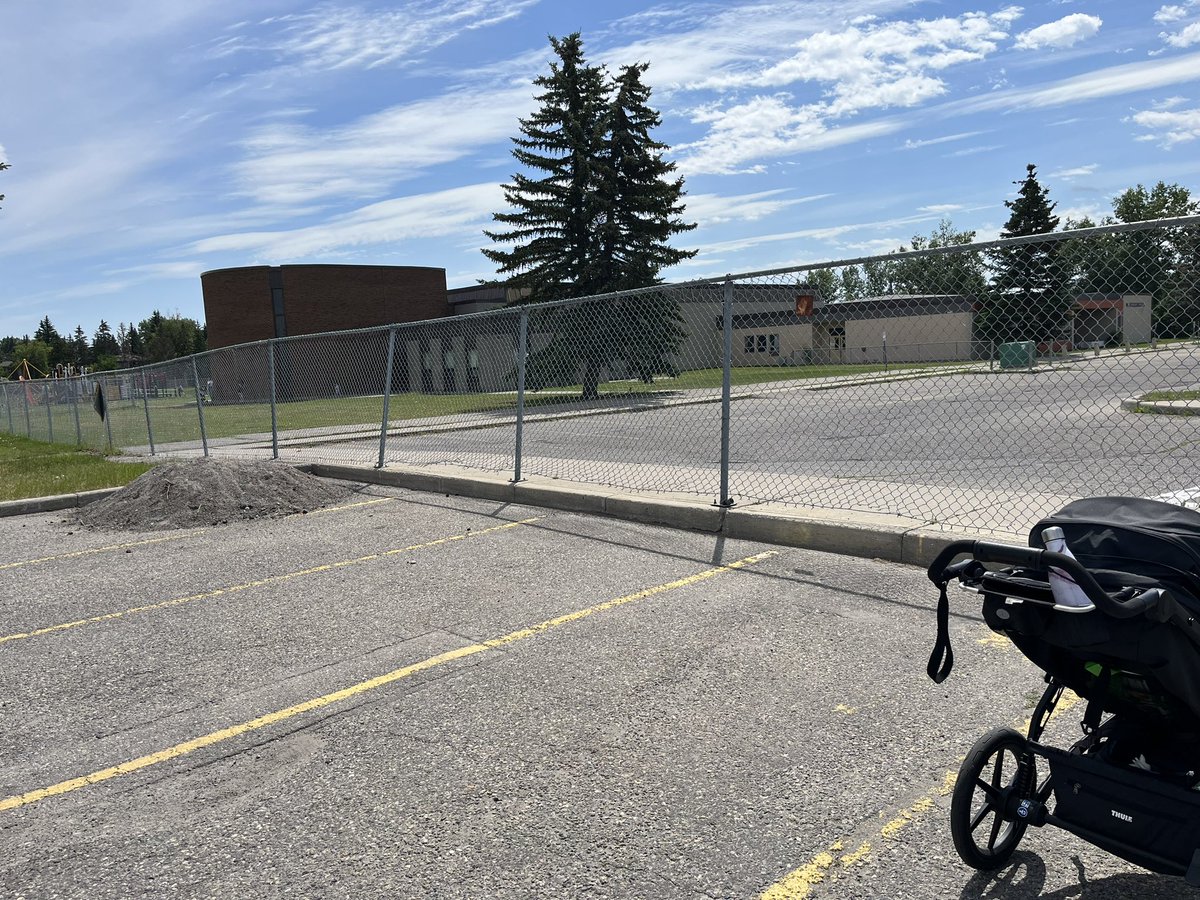 jenevaniew's tweet photo. Inaccessible “crosswalk” between John Ware School and the Southland Leisure centre, and a blocked MUP that forces you through a busy parking lot @cityofcalgary @kourtpenner @Ward11yyc #yyccycle https://t.co/bacHefBB9k