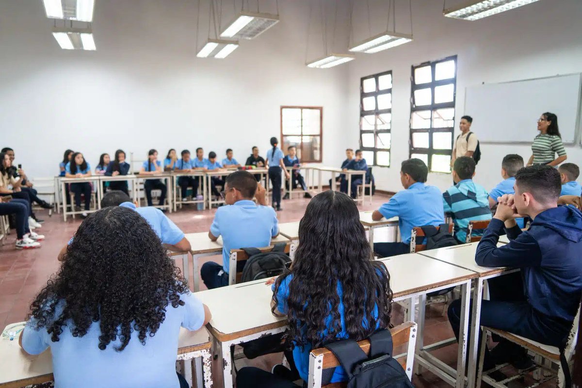 monitordesca_ve's tweet photo. Más del 50 % de los docentes venezolanos, han dejado las aulas de clases para dedicarse a otras labores que les permita tener un mayor ingreso económico.
El Estado, al no crear políticas de atención para los educadores, pone en riesgo el futuro del país.
#MonitorDescaVe https://t.co/crMukTsaov
