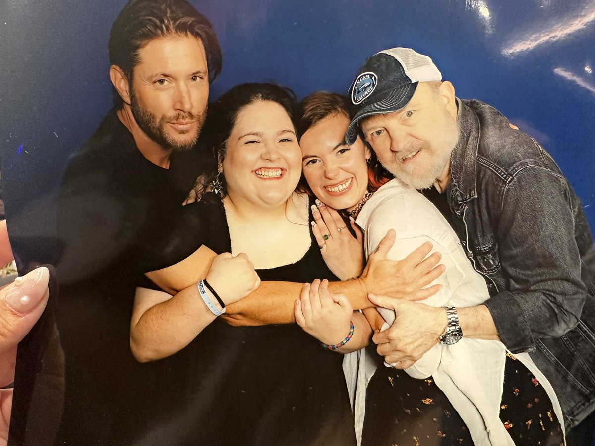 pickledcas's tweet photo. jensen, kate, alison, and jim squish ! ft. my lotr star of feanor earrings hehehe #creationsf #spnsf #spnsf24 https://t.co/Znpc7EEERt