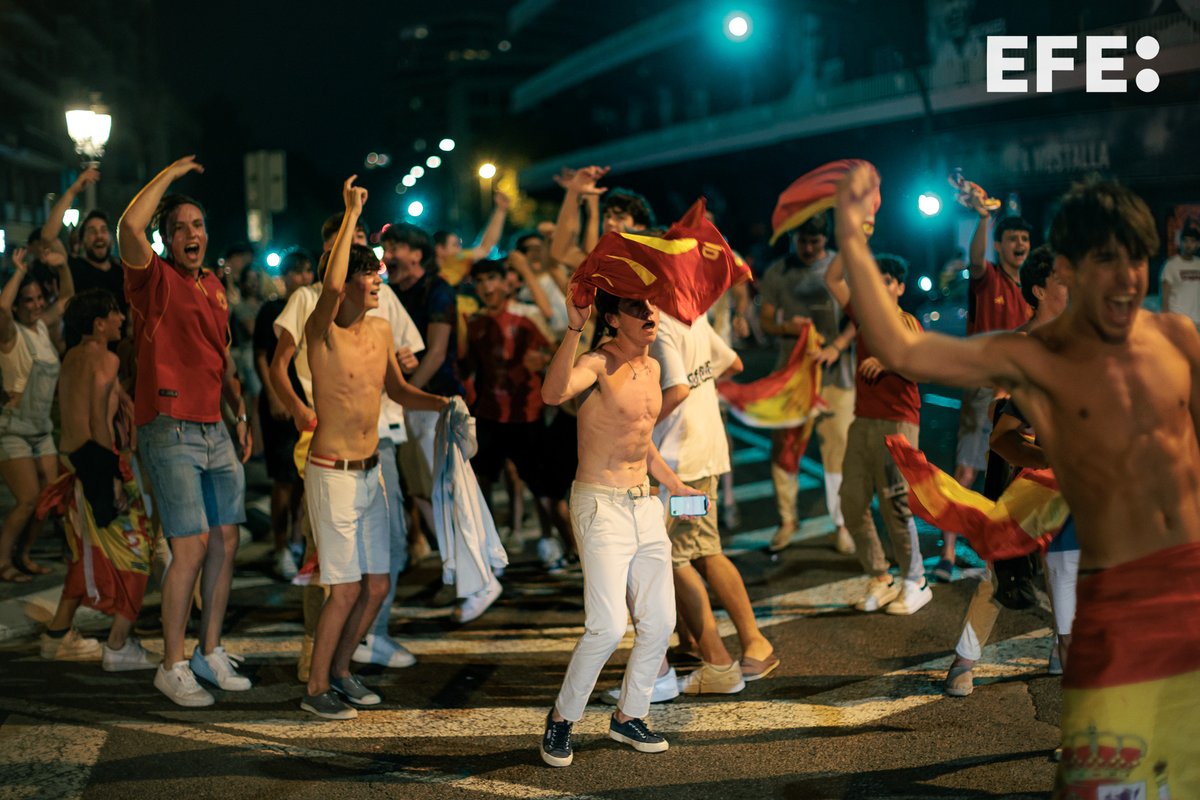 Biel Aliño (@bieluno) on Twitter photo Aficionados de la selección española celebran la victoria de España en la final de la Eurocopa ante Inglaterra. efe.com/deportes/2024-… <a href="/EFEnoticias/">EFE Noticias</a> #eurofinal2024 Aficionados de la selección española celebran la victoria de España en la final de la Eurocopa ante Inglaterra. efe.com/deportes/2024-… <a href="/EFEnoticias/">EFE Noticias</a> #eurofinal2024