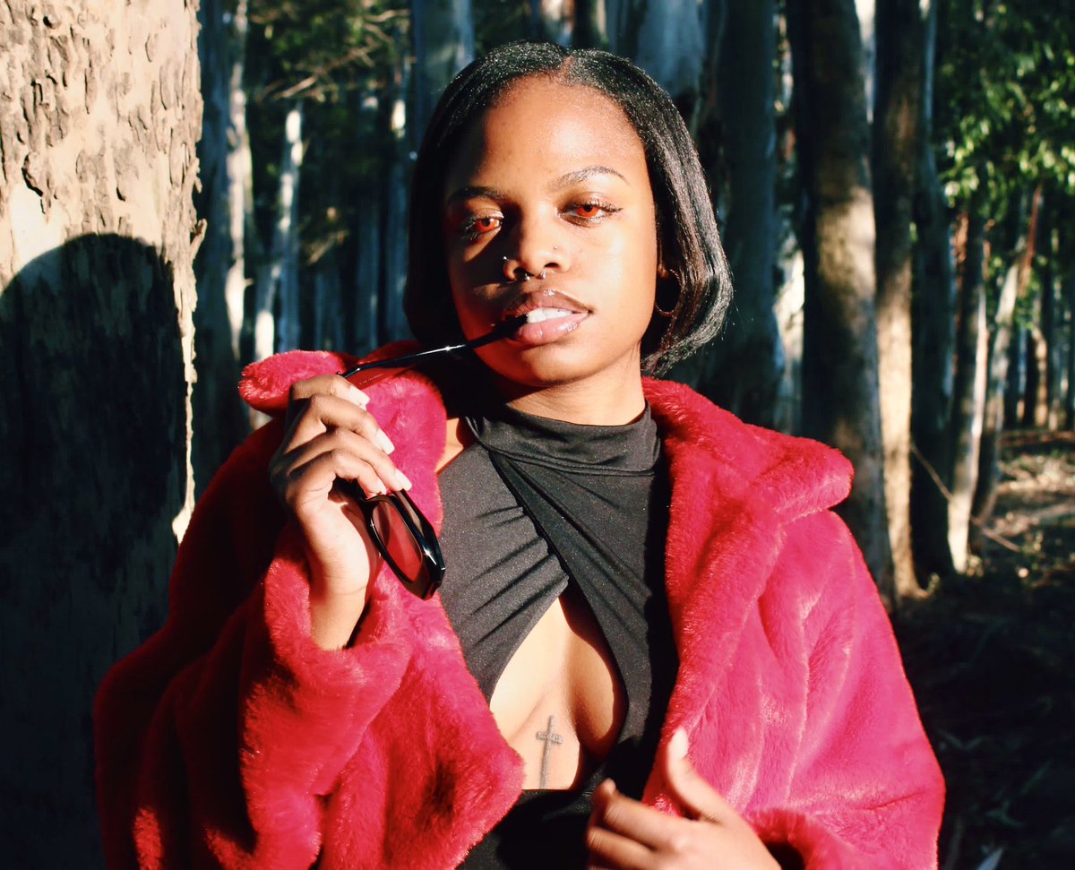 Frealz22's tweet photo. I’m frealz, a Female Artist that does RnB and also HipHop . My album (RED CHAPTER) is out now and a music video for FALL, tell me what yall think . https://t.co/IhJZqQ3v9g https://t.co/zW5yYZqLsu