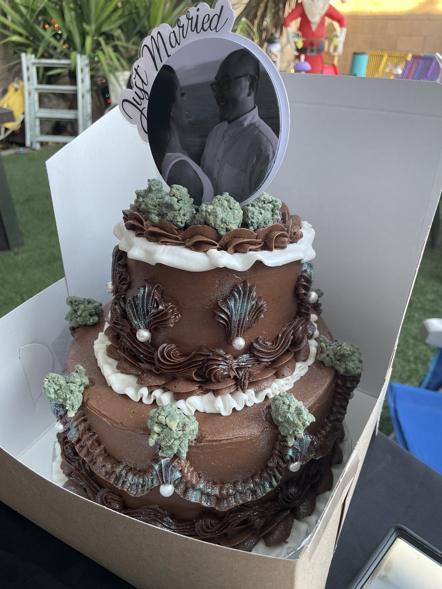 Infused cake from the smoke sesh I went to last night 💚🌱
#CannabisCommunity #weedcake