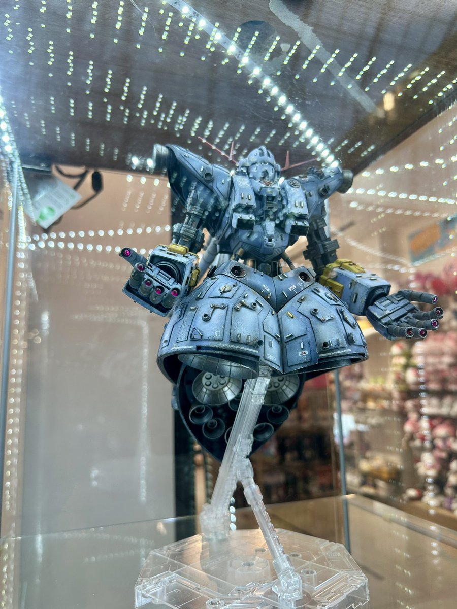 TAKACHING05's tweet photo. ロサンゼルスの思い出その3 グレンデール・ガレリアというモールにあるお店、【TOKYO JAPANESE LIFE STYLE】では僕の制作したジオングを飾ってくれていました。　海を渡ってたくさんのお客さんに見ていただける事に感動です。#ロサンゼルス　#TOKYOJAPANESELIFESTYLE #グレンデールガレリア　#ガンプラ https://t.co/qn7qwyCvml