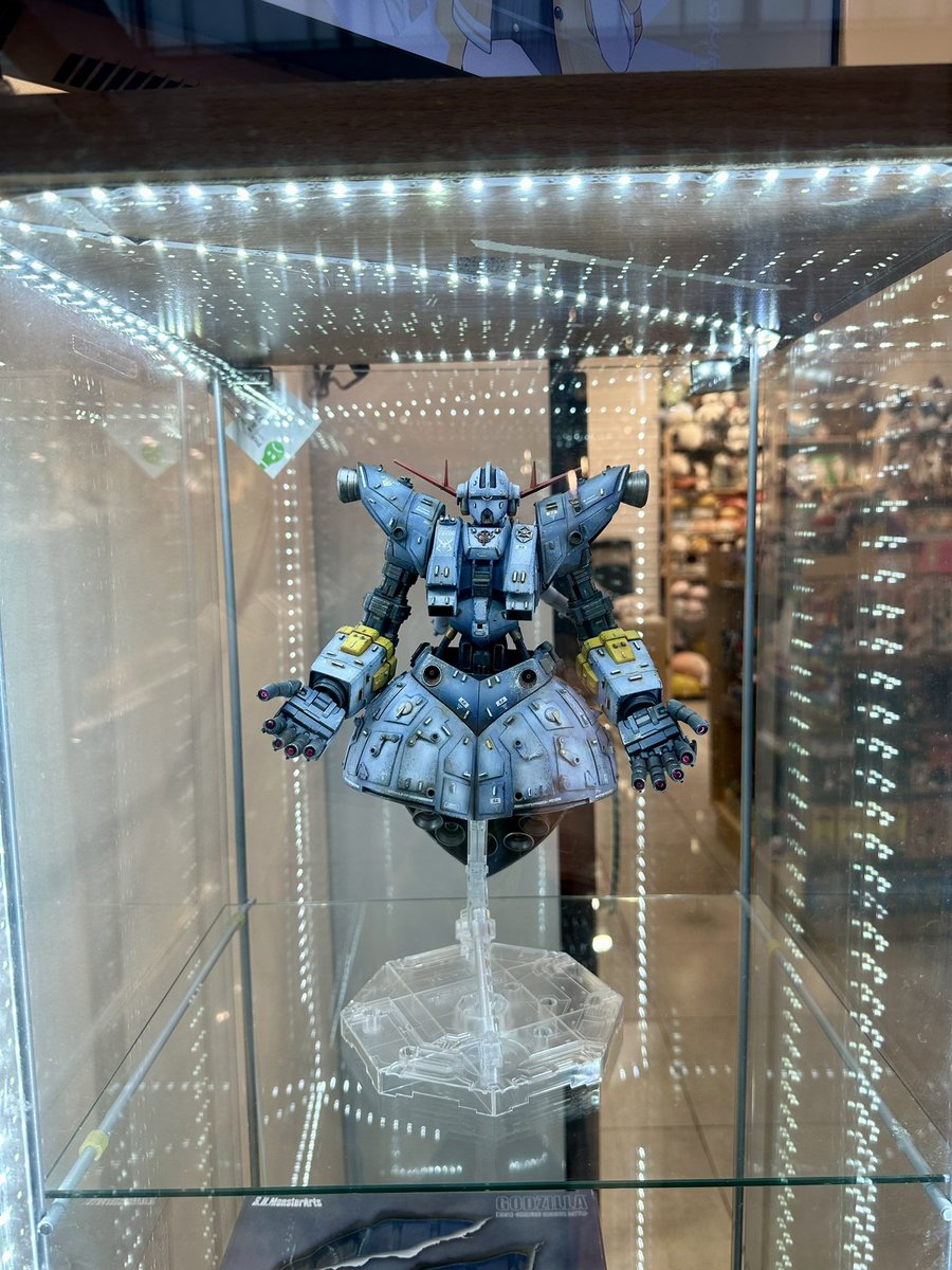 TAKACHING05's tweet photo. ロサンゼルスの思い出その3 グレンデール・ガレリアというモールにあるお店、【TOKYO JAPANESE LIFE STYLE】では僕の制作したジオングを飾ってくれていました。　海を渡ってたくさんのお客さんに見ていただける事に感動です。#ロサンゼルス　#TOKYOJAPANESELIFESTYLE #グレンデールガレリア　#ガンプラ https://t.co/qn7qwyCvml