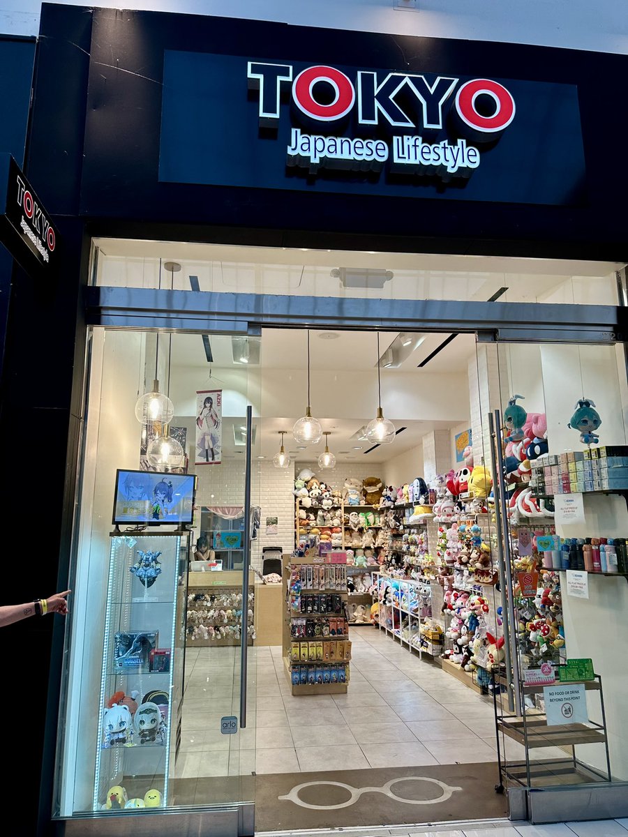 TAKACHING05's tweet photo. ロサンゼルスの思い出その3 グレンデール・ガレリアというモールにあるお店、【TOKYO JAPANESE LIFE STYLE】では僕の制作したジオングを飾ってくれていました。　海を渡ってたくさんのお客さんに見ていただける事に感動です。#ロサンゼルス　#TOKYOJAPANESELIFESTYLE #グレンデールガレリア　#ガンプラ https://t.co/qn7qwyCvml