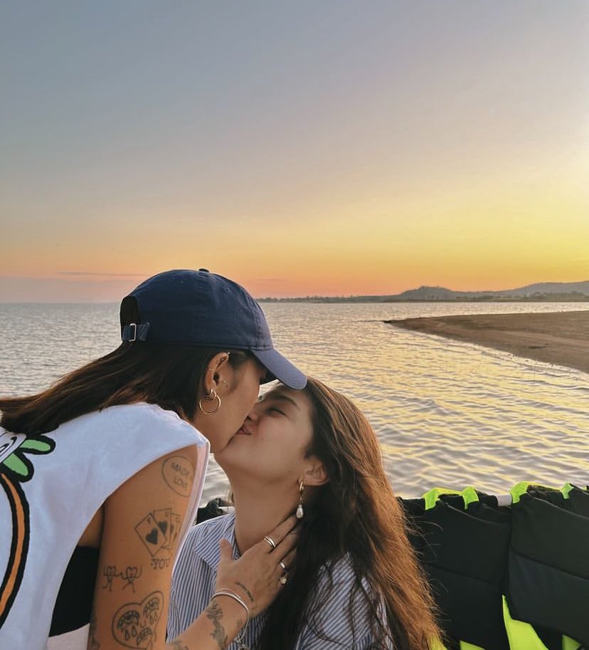 sv_sumiu's tweet photo. eu amo o amor delas <3 https://t.co/p3eRR9fj0v