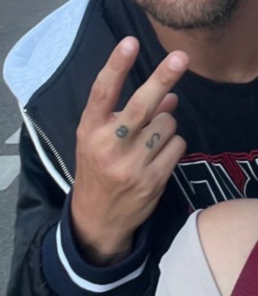 louis hands bot (@lwthandsbot) on Twitter photo 