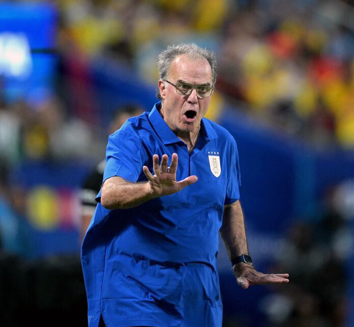AleLiparoti's tweet photo. A Marcelo Bielsa se lo banca ahora más que nunca. El único con huevos para desenmascarar toda la vergüenza de la organización. https://t.co/ZWmzVp4MVm
