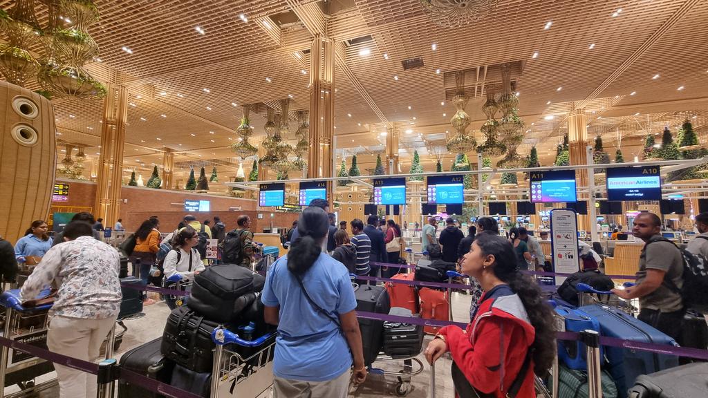 jinal2310's tweet photo. @British_Airways, what is the acceptable time an Economy passenger should stand in the check-in line at 4AM? It's been 60 mins already and looks like another 60 mins to go. @BLRAirport 
#Terminal2 #BritishAirways https://t.co/yu3gtCopsP