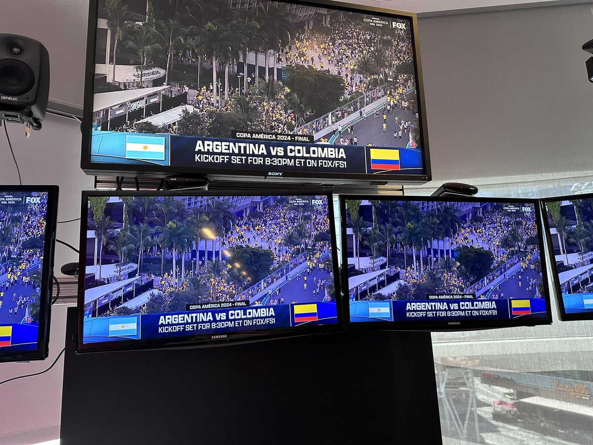 Kick off is officially delayed 30 minutes due to gate incidents.. 

Players have been removed from the field mid warmup. 

Shakira has a 25 minute half time show .. 

This is insane. I repeat .. THIS IS A WORLD CUP VENUE 🏟️ #CopaAmerica