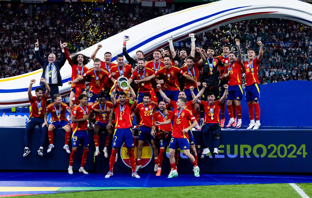 Generaldepie_'s tweet photo. No me canso de ver fotos, vídeos… Qué bonito es ganar! Maravillosa e inolvidable Eurocopa! Bona nit y VIVA ESPAÑA 🇪🇸 https://t.co/lZXVuFug7H