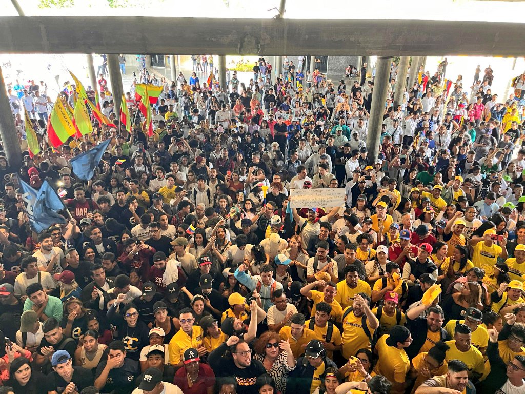AnthoRomeroJ's tweet photo. Creo en la UCV, creadora de ciencia y de cultura, la de Vargas, la del hombre justo y bueno que sueña un país decente.

Creo en la protesta pacífica como derecho irrenunciable.

Creo en la UCV, en su gente y en nuestro país.

¡Este 28J Vamos a GANAR! https://t.co/cGpAVuSmhQ