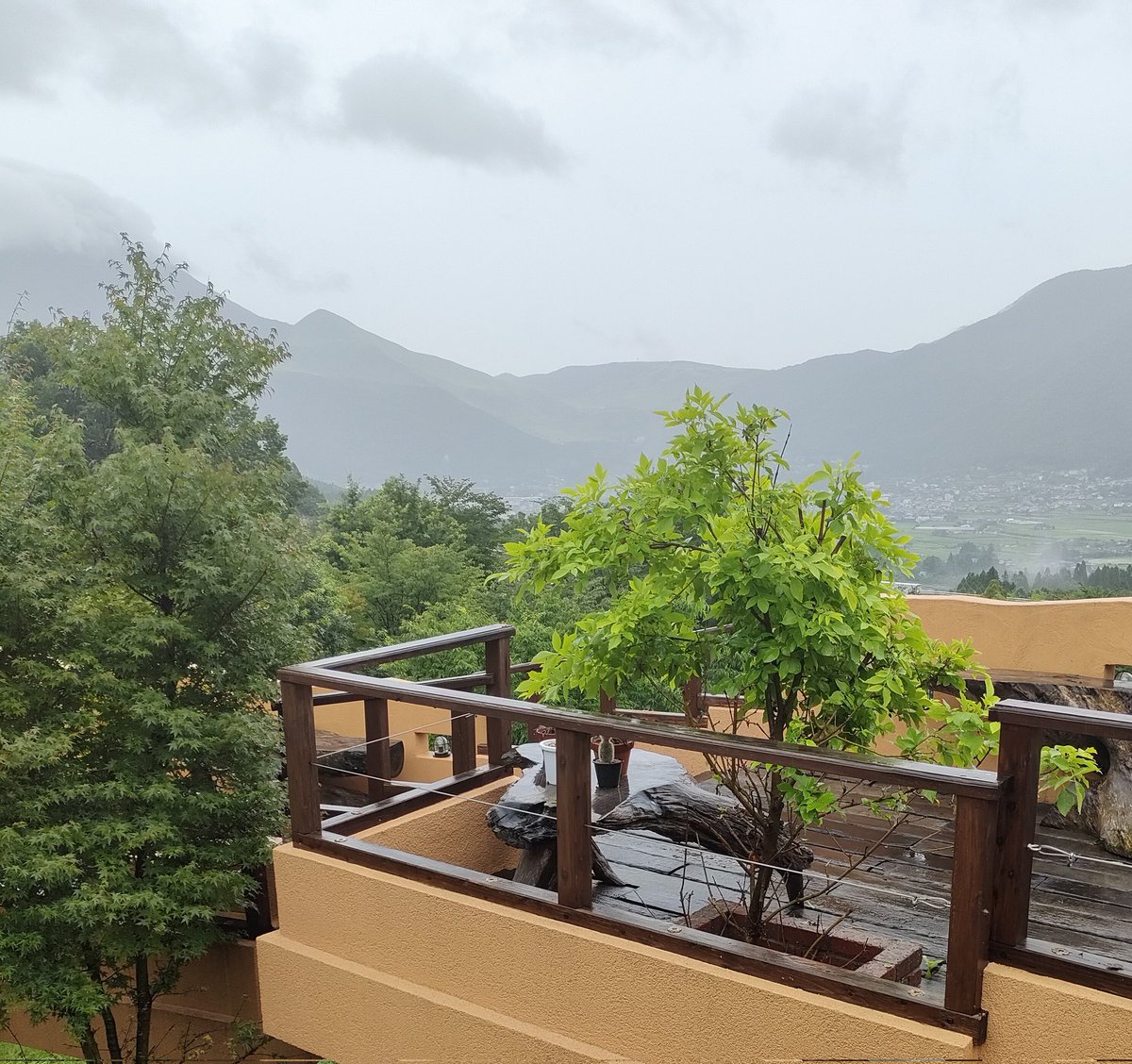 kunuginooka's tweet photo. おはようございます😊
三連休最終日も朝から生憎の雨模様です☔☔

本日も11:00〜営業スタートです!!

ご来店の際は、���気をつけてお越しくださいませ🙇🙇

檪の丘
0977-85-4007

#櫟の丘　#くぬぎのおか　#湯布院ランチ　#湯布院グルメ　#湯布院旅行　#湯布院散策　#湯布院ディナー　#湯布院ぶらり https://t.co/PeVZNcbUqm