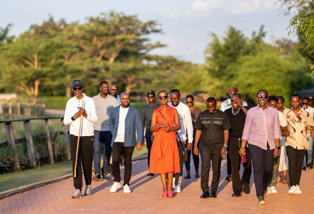UKWELITIMES's tweet photo. 🚨AMAKURU MASHYA 

Nyuma yuko Perezida Kagame @PaulKagame Asezeranyije Umuhanzi Butera Knowless , Ubwo yamusabaga ikifuzo cyo kuzabasura bagatarama muri campaign Ikarumuna #Bugesera . 

Mu masaha ashize , Perezida Kagame na Madamu Jeannette Kagame @FirstLadyRwanda bakiriye abahanzi barimo Butera Knowless, Producer Clement, Tom Close, Platini P, Nelly Ngabo n'abandi batandukanye .

@UKWELITIMES
