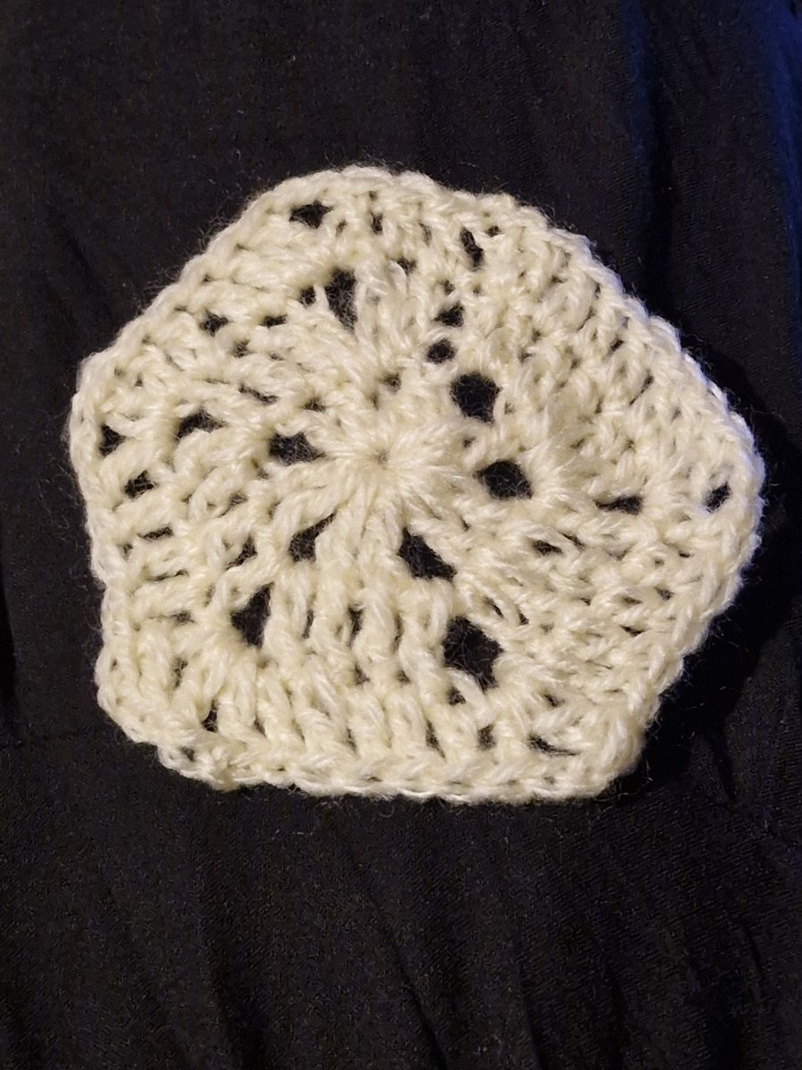 MortisIsland's tweet photo. My first attempt at crochet started with making a hexagon... or did it? 🤔 https://t.co/NGITj4gvYO