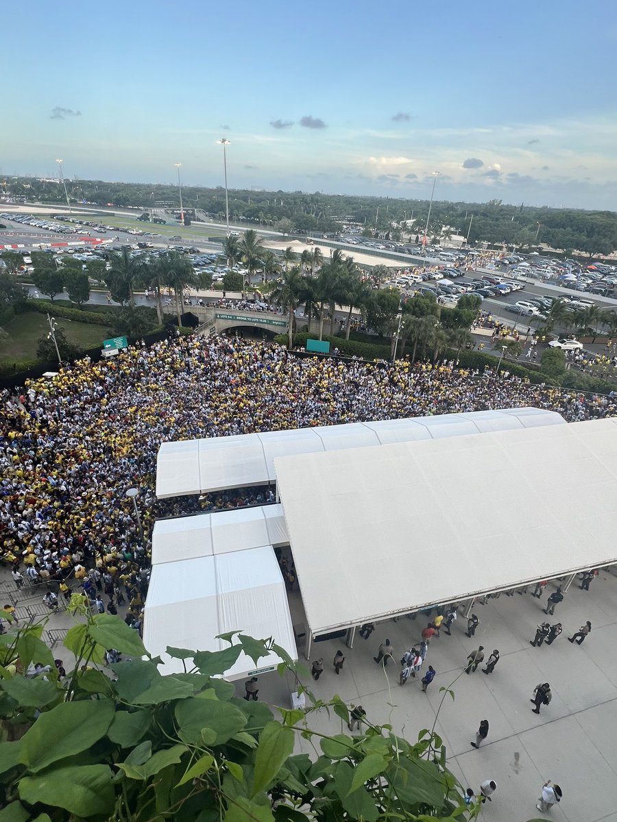 This is the view of the SE gate at Hard Rock Stadium a few minutes ago. Still so many fans who have not entered. Match won’t start until at least 8:30 now