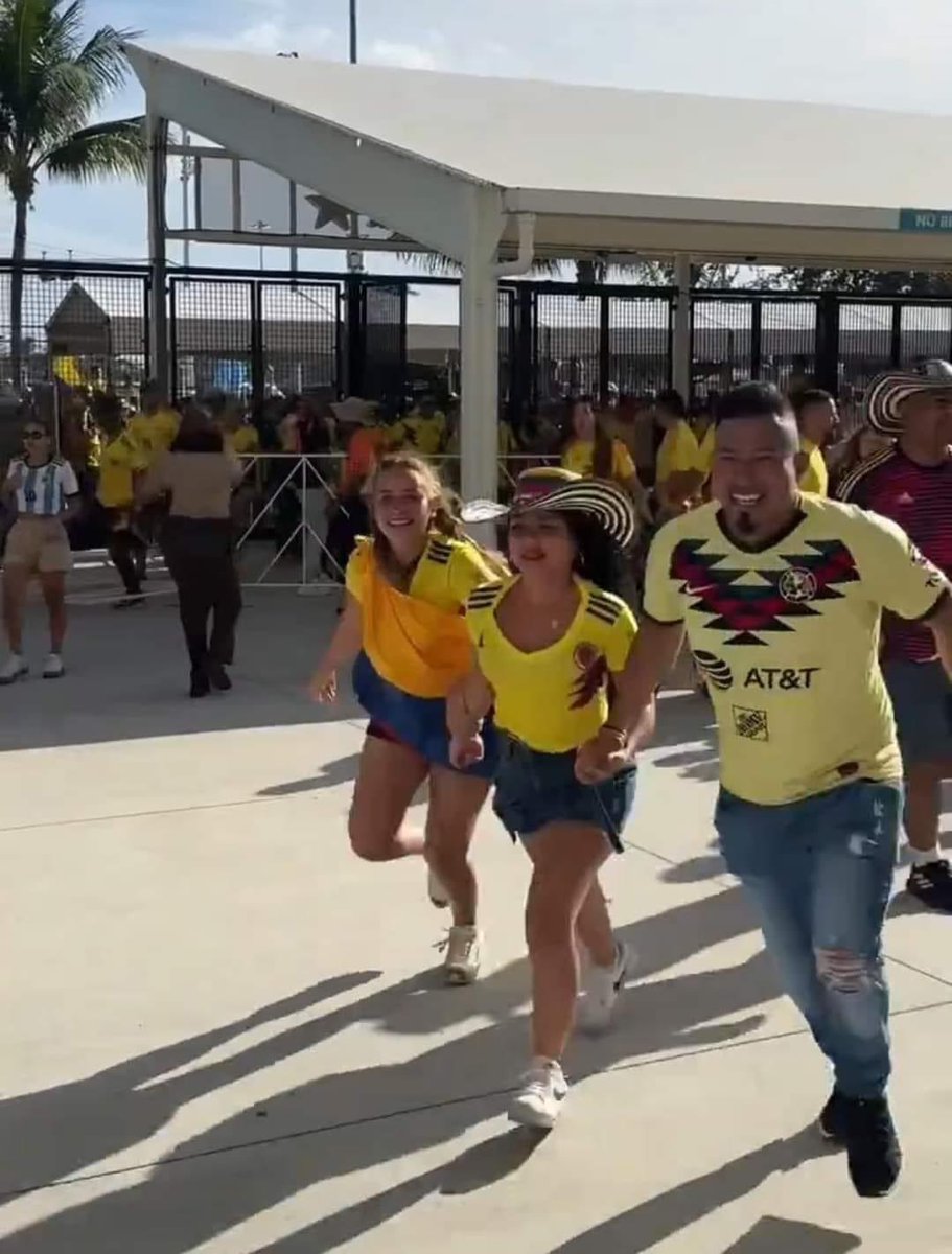 __ElBicho7's tweet photo. Un americanista colándose a la final de la copa América sin pagar boleto, los estereotipos se inventaron por algo. https://t.co/A841fkqLa1