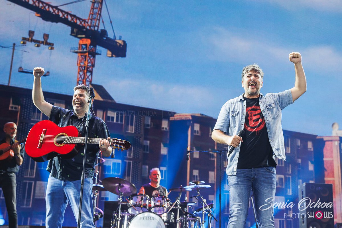 PhotoShows_es's tweet photo. #PhotoShows @estopaoficial ofrece una memorable e histórica noche en el Estadi Olímpic de #Barcelona con su #Gira25Aniversario frente a 60.000 personas
Más 📷 en el enlace! 👇🏼
https://t.co/Vvvpynz4IU
📷: @soniaoo 

#Estopa #25Aniversario #Estopia #EstadiOlimpic #SoldOut https://t.co/74oFcabYXI