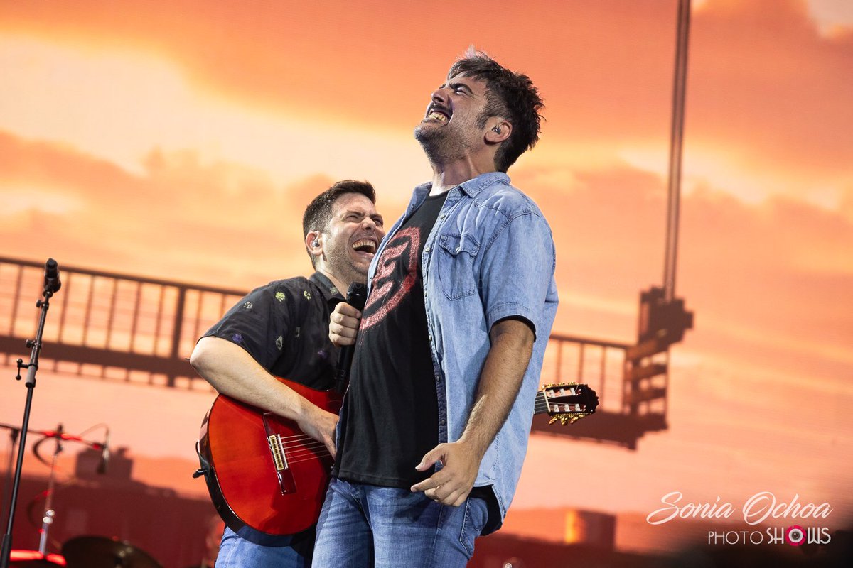 PhotoShows_es's tweet photo. #PhotoShows @estopaoficial ofrece una memorable e histórica noche en el Estadi Olímpic de #Barcelona con su #Gira25Aniversario frente a 60.000 personas
Más 📷 en el enlace! 👇🏼
https://t.co/Vvvpynz4IU
📷: @soniaoo 

#Estopa #25Aniversario #Estopia #EstadiOlimpic #SoldOut https://t.co/74oFcabYXI