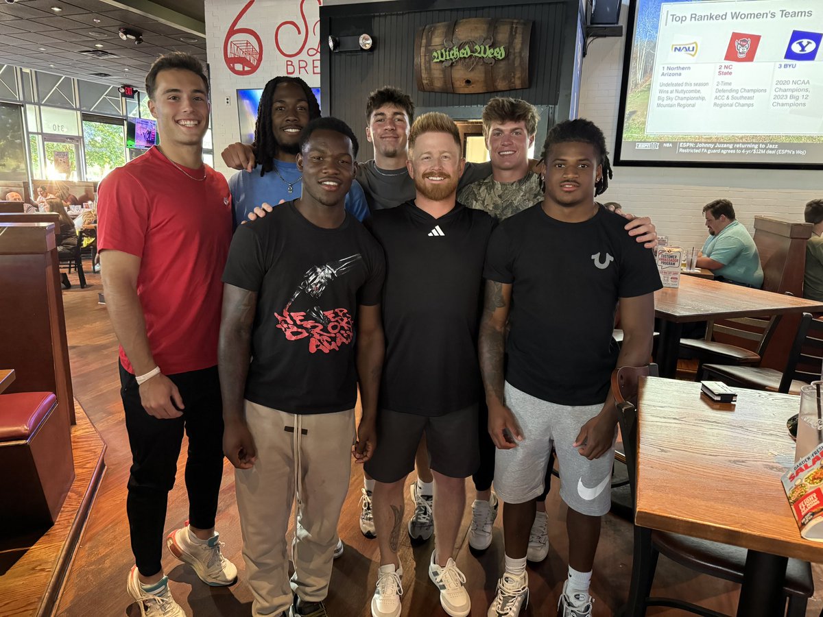 Dinner with the QB’s! Always enjoy the fellowship and bonding with the guys! Big things coming in 2024! Go Owls ⚫️🟡🦉🦉
#EAT #WTD