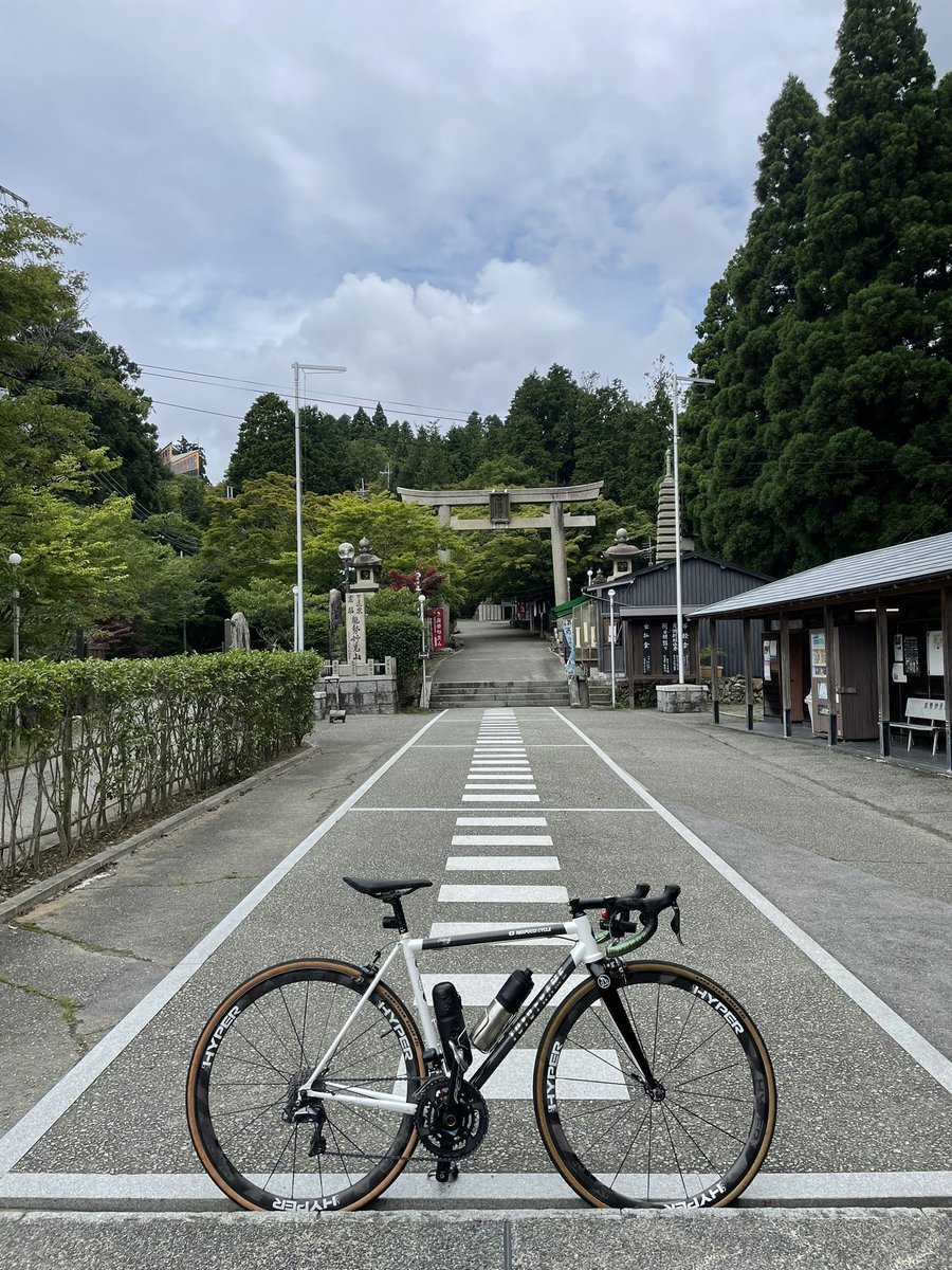 iwapucci's tweet photo. ここの溝がお気に入りのサイクルスタンド。
#妙見山 #ロードバイク #サイクリング #ヒルクライム #toyoframe https://t.co/LxDD8aayMR
