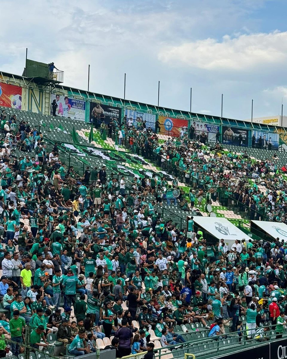 ¿Así se siente tu Liga?

¿Por qué un papá no puede ir a la misma tribuna con su hijo? Así como a nosotros nos inculcaron el futbol.

Una “exclusiva” zona enrejada, con peligroso acceso y sin salidas de emergencia. Ahora será como jugar de visitante cada partido.

Gracias, FMaFia