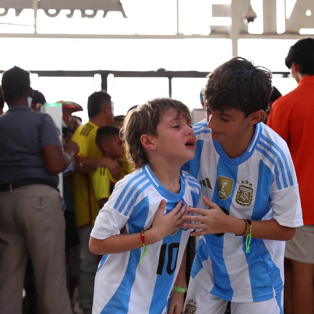 AlertaNews24's tweet photo. 🇦🇷⚽️🇨🇴 | URGENTE - COPA AMÉRICA 2024: Afueras del Hard Rock Stadium: https://t.co/tY01LOD2Av